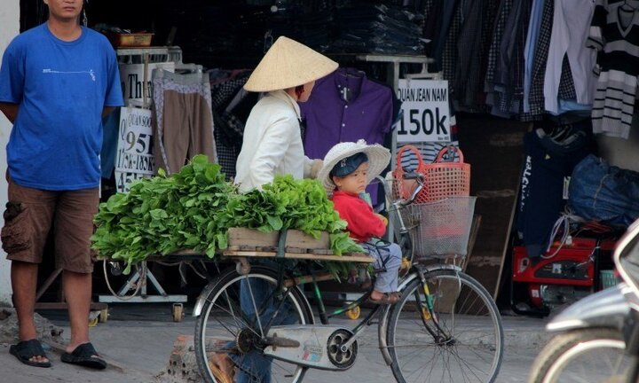 Đừng tận thu thuế người bệnh, người nghèo