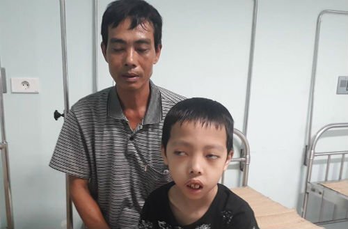 Xót xa cậu bé 13 tuổi mắc bệnh hiếm gặp chưa một ngày được đến trường