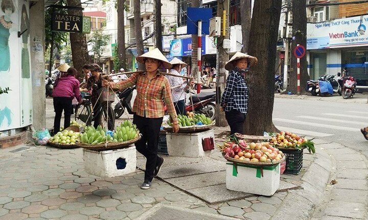 Vì lý do này, Hà Nội tính dẹp việc buôn bán trái cây trên vỉa hè