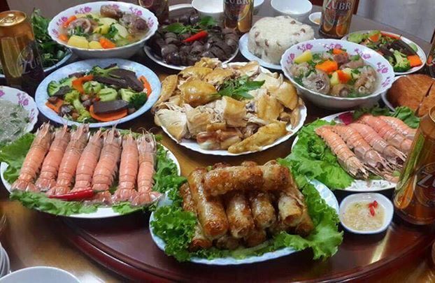 Chắt chiu từng đồng nhưng chị em sẵn sàng 'xuống tiền' mâm cỗ cúng cô hồn 5 triệu đồng