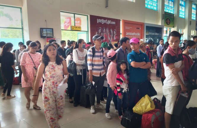 Muôn nẻo khổ vì hàng không hủy chuyến