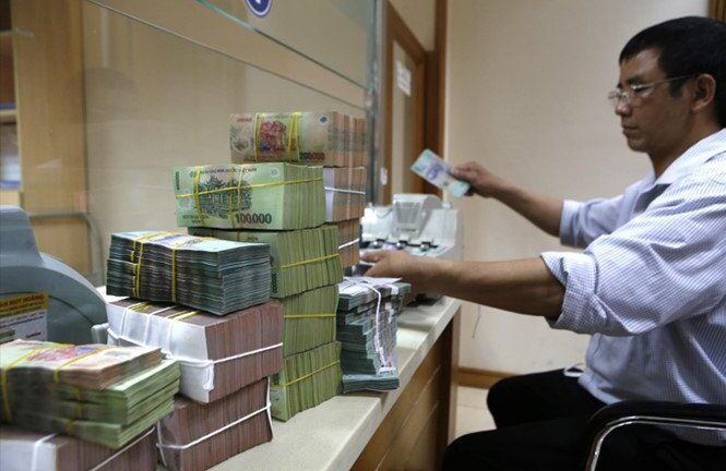 Bơm 700.000 tỷ đồng: Lo tiền vào chứng khoán, bất động sản?