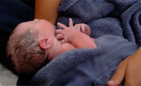 Chồng bất đắc dĩ thành 'bà đỡ' cho vợ trên taxi