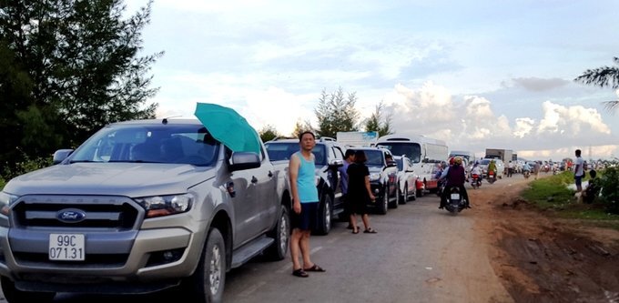 Du khách đổ về đảo Cát Bà, phà Hải Phòng kẹt cứng