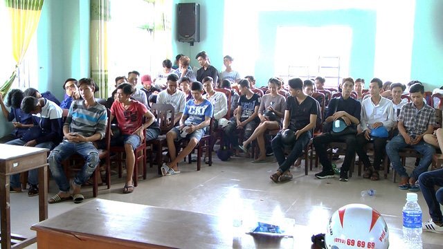 Tạm giữ 65 xe máy cổ vũ đua xe trên quốc lộ 80