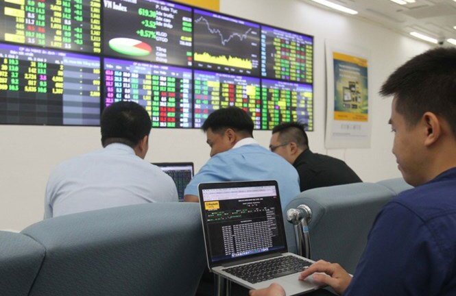 'Làm trò' trên sàn chứng khoán, hàng loạt nhà đầu tư bị phạt nặng