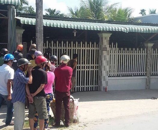 Vợ chết trong phòng ngủ, chồng treo cổ bên hiên nhà