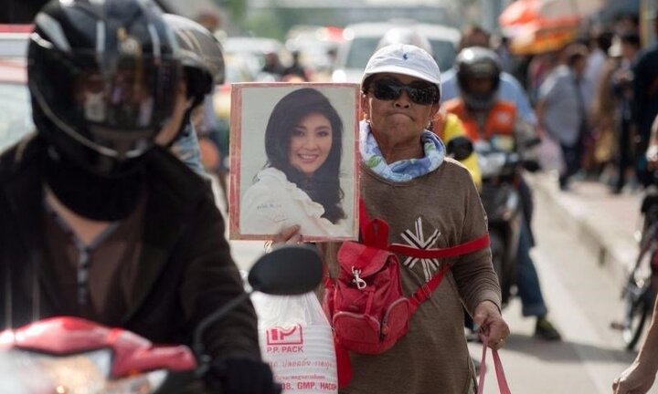 Đoàn xe chở bà Yingluck tới gần biên giới Campuchia