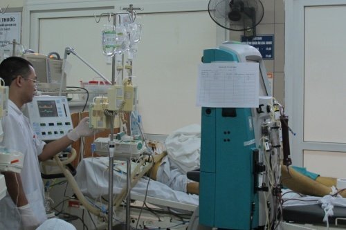 Chàng trai bị ngộ độc sau khi uống 19 viên paracetamol hạ sốt