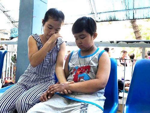 Cha mẹ nghèo bất lực nhìn con nhỏ mất dần trí nhớ vì ung thư máu