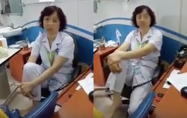 Hạ thi đua bác sĩ Viện Mắt ngồi gác chân lên ghế nói chuyện với người nhà bệnh nhân