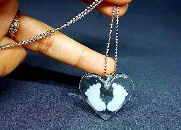 Lần đầu tiên trên thế giới: Biến sữa mẹ thành đồ trang sức độc nhất vô nhị