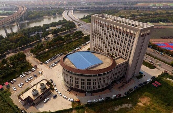 Đại học Trung Quốc bị chế giễu vì giống nhà vệ sinh khổng lồ