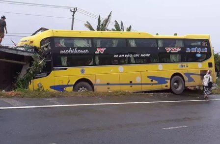 Xe khách đâm vào nhà dân, hành khách hoảng loạn kêu cứu