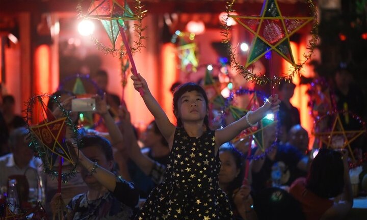 Khoảnh khắc 500 đèn Trung thu rực sáng trong Văn Miếu đêm Thu Vọng Nguyệt