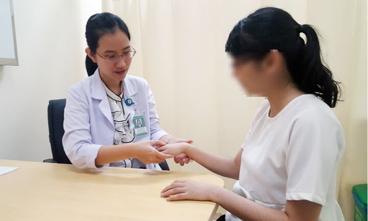 Biên tập viên bị hủy khớp tay do… gõ bàn phím quá nhiều