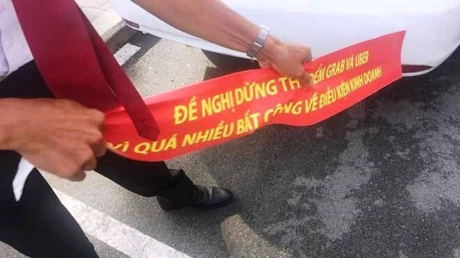 Bộ Công thương vào cuộc vụ Vinasun dán khẩu hiệu tố Uber, Grab