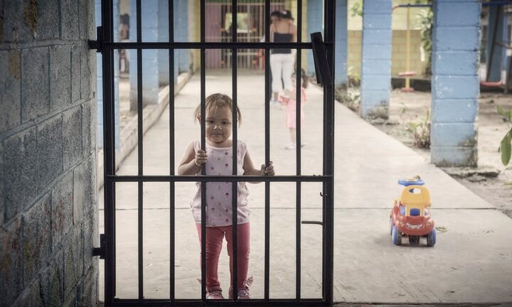 Cận cảnh đứa trẻ lớn lên trong nhà tù được chăm sóc thế nào?