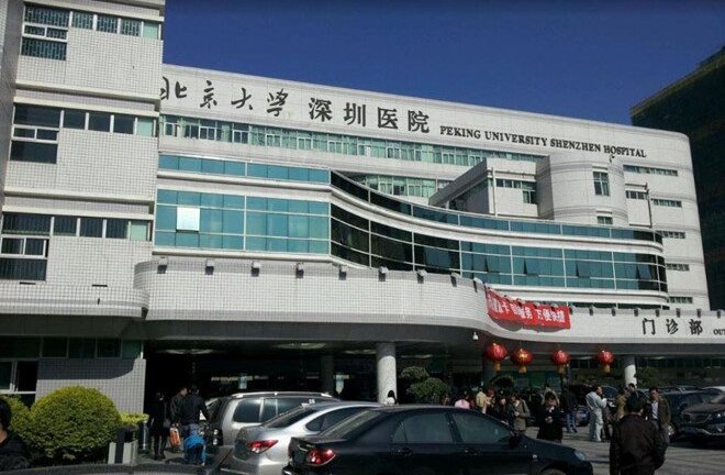 Thai nhi đạp rách tử cung mẹ, thò chân ra ngoài túi ối