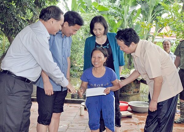 Bộ trưởng Trần Hồng Hà thị sát lũ lụt, tặng quà cho người dân Thanh Hóa