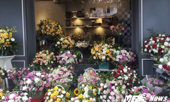Thị trường hoa tươi dịp 20/10: Hoa nhập ngoại giá cả chục triệu đồng
