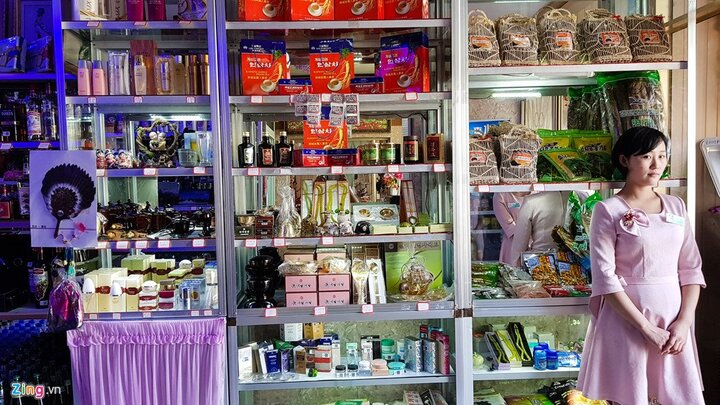 Bia Sài Gòn, áo Adidas, kẹo Meiji trong cửa hàng ở Triều Tiên