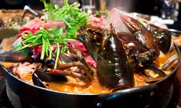 Tôm hùm Canada giá rẻ vài trăm ngàn mỗi con, khách đổ xô mua