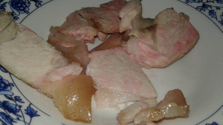 Tá hỏa thịt luộc để qua đêm chuyển màu hồng đáng sợ