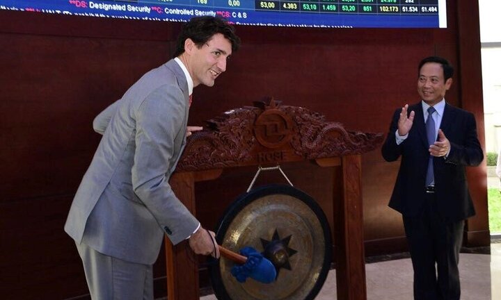 Thủ tướng Canada đánh cồng khai mạc phiên giao dịch HOSE