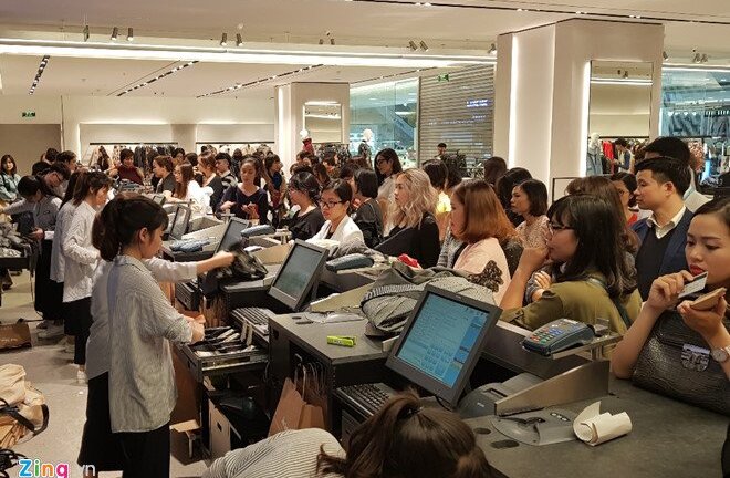 Zara Hà Nội đông khách đến khuya trong đêm đầu giảm giá 25%