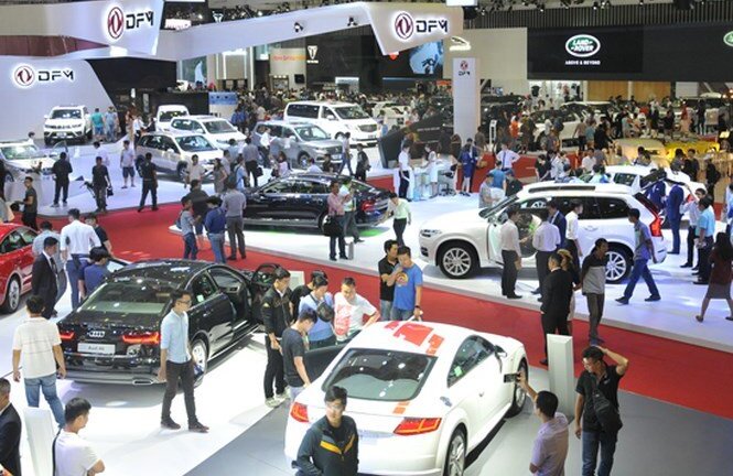 Ô tô nhập khẩu: Giảm số lượng, giá tăng gần 200 triệu đồng