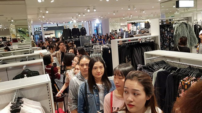 Sau Zara Hà Nội, cửa hàng H&M Hà Nội lại kẹt cứng khách mua ngày khai trương