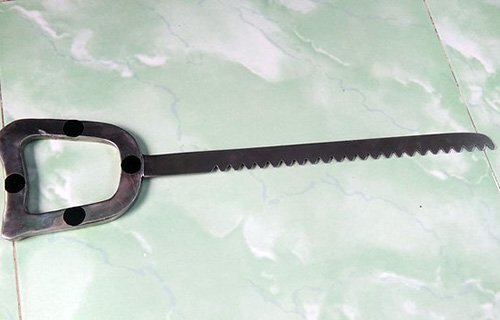 Hai ‘ảo thuật gia’ miền Tây suýt chết bởi màn biểu diễn nuốt kiếm, lưỡi cưa