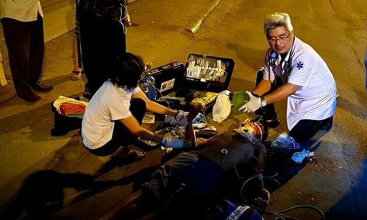 Bác sĩ cấp cứu bệnh nhân ngay giữa đường