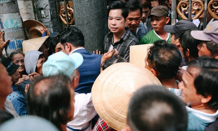 Người dân khóc lóc, chen lấn để nhận gạo, tiền ở biệt thự của Ngọc Sơn