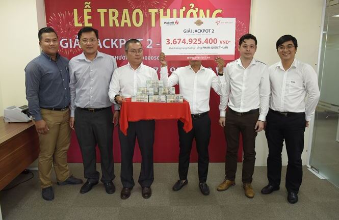 Chủ nhân giải Vietlott đặc biệt nhận luôn tiền mặt 3,6 tỷ đồng