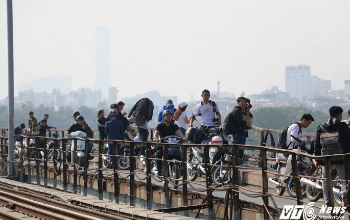 Nô nức đi xem gỡ bom: Sự hoang dã, mông muội đang trở lại