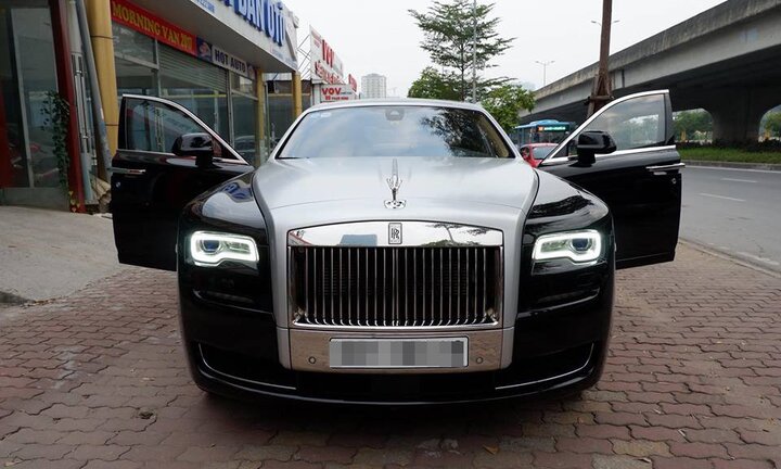 Mang Rolls Royce Ghost 30 tỷ đồng rao bán trên vỉa hè Hà Nội