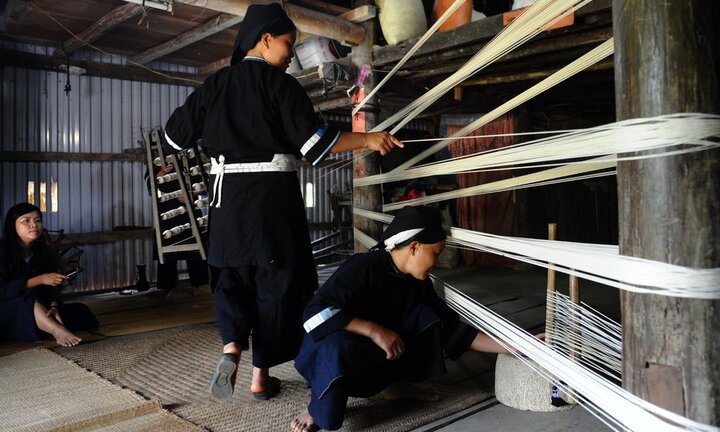 Kỹ thuật làm vải của người dân tộc thiểu số Việt lên báo Mỹ