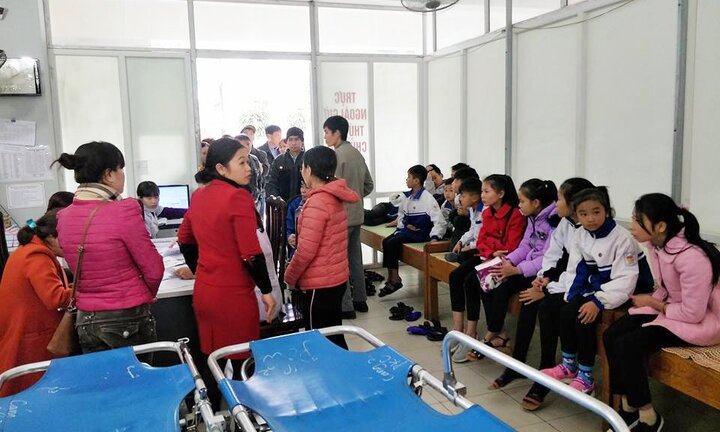 Ăn xôi sáng ở cổng trường, 12 học sinh ở Tuyên Quang phải cấp cứu