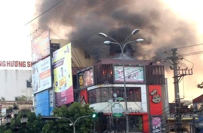 Cháy hàng ăn, khách chạy toán loạn để thoát thân