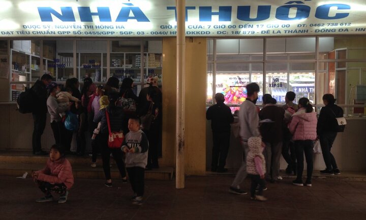 Rét lạnh ở Hà Nội: Bệnh nhi co ro xếp hàng nhập viện từ sáng sớm