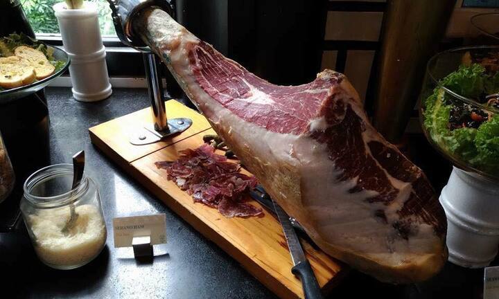 Đại gia đua nhau chi tiền 'khủng' mua đùi lợn muối Tây Ban Nha về ăn Tết