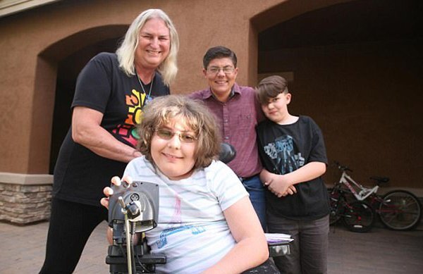 Gia đình 4 người đều chuyển đổi giới tính