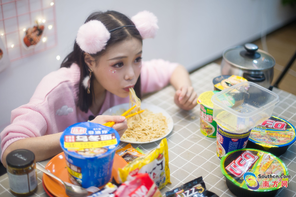 Xuất hiện nữ sinh xinh đẹp có thể 'ăn cả thế giới'