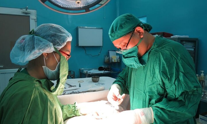 Cứu người đàn ông bị vợ cắt gần đứt 'của quý' vì nghi ngoại tình