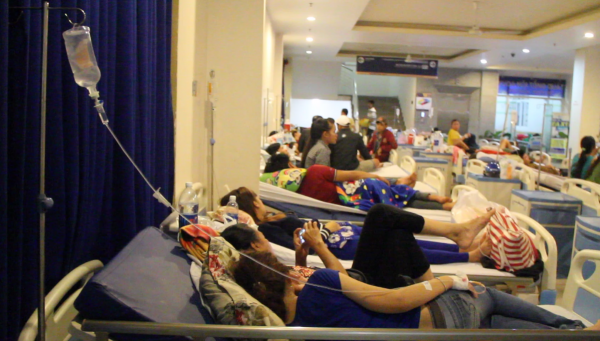 Gần 100 công nhân ngộ độc phải nhập viện cấp cứu sau khi ăn món nui nấu thịt