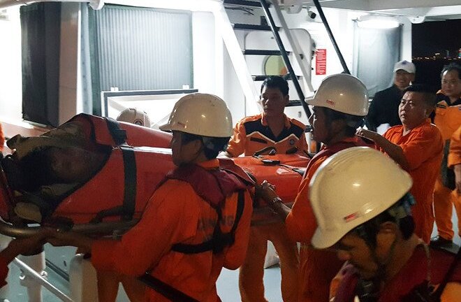 Vượt biển ngày cuối năm cứu kịp thời ngư dân gặp nạn