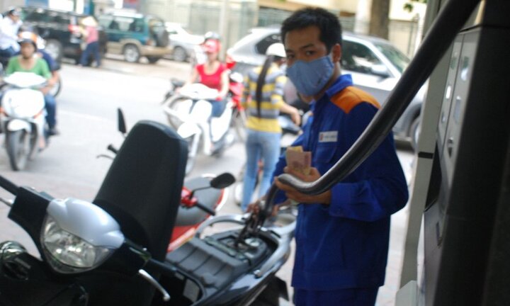 Giá xăng hôm nay 4/1: Dầu đồng loạt tăng, giá xăng ổn định