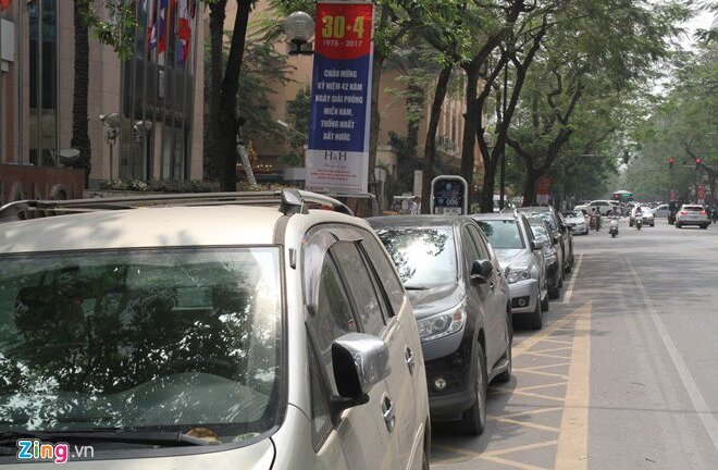 Gửi xe ở Hà Nội: 'Mỗi ngày tôi mất 300.000 đồng'